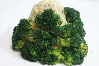 将土豆泥用手整形成山形然后插上西蓝花