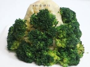 将土豆泥用手整形成山形然后插上西蓝花