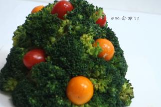 将空隙的地方插上小番茄、金桔装饰