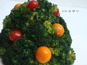 将空隙的地方插上小番茄、金桔装饰