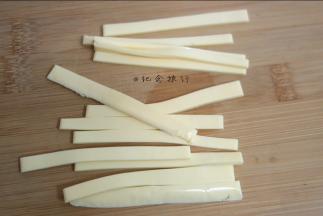 将芝士切条