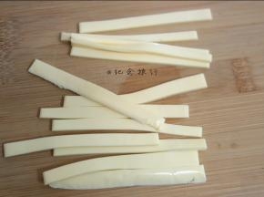 将芝士切条