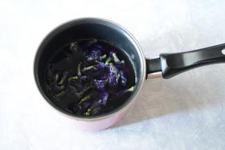 水烧开，将蝶豆花放入，泡半小时。