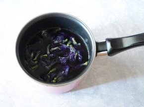 水烧开，将蝶豆花放入，泡半小时。