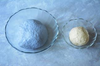 除黄油以外的材料先液体的顺序放入面包桶。选择和面功能，和至面团光滑加入切小块的黄油继续揉至面团出膜。(蓝色面团和白色面团步骤一致）做好的面团滚圆盖上保鲜膜发酵两倍大。