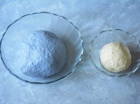 除黄油以外的材料先液体的顺序放入面包桶。选择和面功能，和至面团光滑加入切小块的黄油继续揉至面团出膜。(蓝色面团和白色面团步骤一致）做好的面团滚圆盖上保鲜膜发酵两倍大。