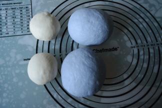 发酵好的面团取出排气，各自平均分成两等份。