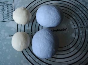 发酵好的面团取出排气，各自平均分成两等份。