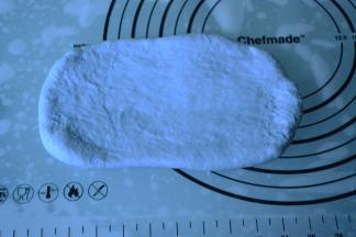 蓝色面团擀成较宽的牛舌状。