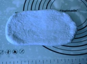 蓝色面团擀成较宽的牛舌状。