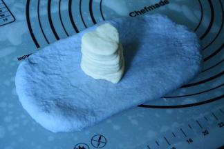 将白色心形面团放在蓝色面皮上。