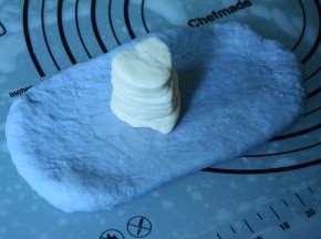 将白色心形面团放在蓝色面皮上。