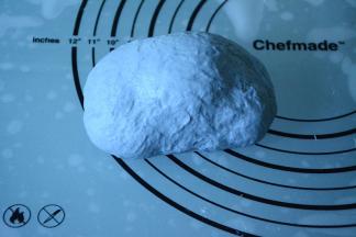 蓝色面皮将白色面团包裹严实:，边缘收口压紧。