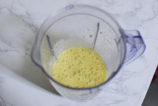 香蕉和牛奶放入在料理杯中。搅打成泥