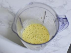 香蕉和牛奶放入在料理杯中。搅打成泥