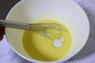 香蕉牛奶中加入白糖搅拌均匀。