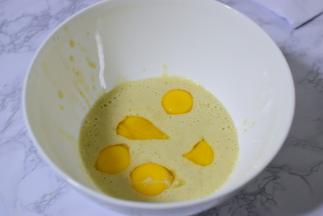 再加入蛋黄搅拌均匀