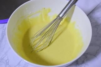 加入玉米油搅拌均匀。在过筛低筋面粉，翻拌均匀。