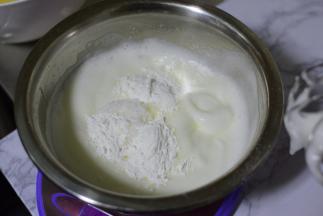 蛋清中分三次加入白糖，最后一次加白糖的时候把玉米淀粉也放进去。