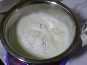 蛋清中分三次加入白糖，最后一次加白糖的时候把玉米淀粉也放进去。