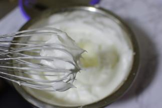 用电动打蛋器将蛋清打发至硬性发泡。