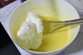 打发好的蛋清加入到面糊，翻拌均匀