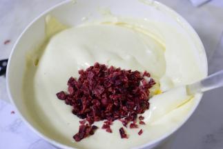 加入蔓越莓碎，翻拌均匀