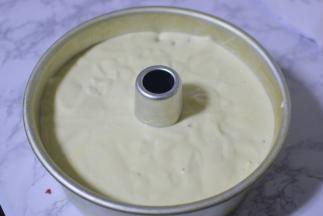 倒在模具中，震两下大气泡