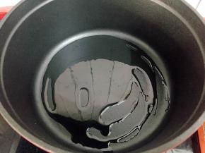 锅中倒入适量的食用油烧热