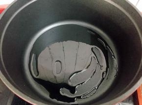 锅中倒入适量的食用油烧热