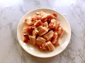 五花肉洗净切成小块备用