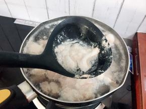 大火烧开捞出浮沫