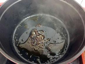 小火炒至冰糖融化变成焦黄色