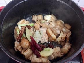 放入八角、桂皮、香叶、干红辣椒翻炒均匀