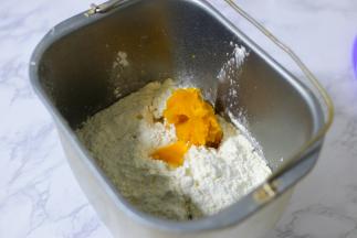 除了馅料所有材料放入面包桶