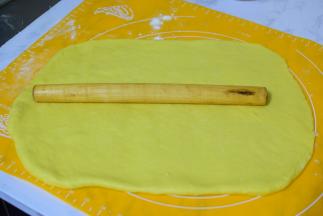 取出来，擀成椭圆形