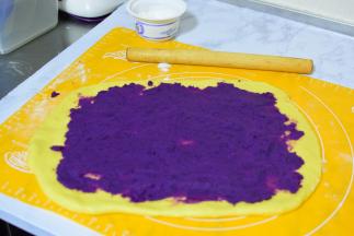 把紫薯馅抹在面片上