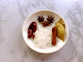 冰糖、八角、桂皮、香叶、干红辣椒备好