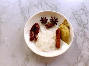 冰糖、八角、桂皮、香叶、干红辣椒备好