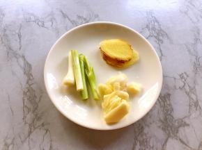 蒜拍扁、葱切段、姜切片