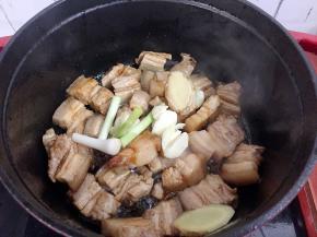 放入葱姜蒜爆香