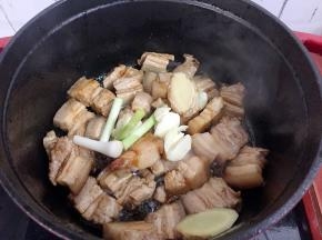 放入葱姜蒜爆香