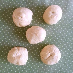 均匀分成五等分，揉匀成团。醒发20分钟。