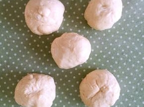 均匀分成五等分，揉匀成团。醒发20分钟。