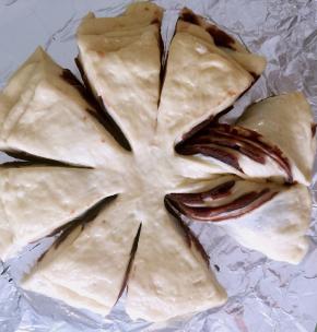 将每一份分成两份，一共等八份。

接下来是很要紧的步骤：

轻轻取起一块面片（1/8），顺时针转180度，整形。在卷好的面片右侧，取一片面片（1/8），逆时针转180度，整形。四叶草的一片叶子做好了。