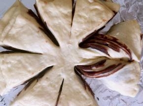 将每一份分成两份，一共等八份。

接下来是很要紧的步骤：

轻轻取起一块面片（1/8），顺时针转180度，整形。在卷好的面片右侧，取一片面片（1/8），逆时针转180度，整形。四叶草的一片叶子做好了。