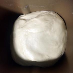 揉面一共四十分钟，第二个mix程序时加入软化的黄油。

没有面包机的可以采用摔打面团的方式揉面，揉至完全扩展阶段。揉好的面团状态是绵柔，不粘手的。

醒发十分钟。