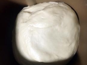 揉面一共四十分钟，第二个mix程序时加入软化的黄油。

没有面包机的可以采用摔打面团的方式揉面，揉至完全扩展阶段。揉好的面团状态是绵柔，不粘手的。

醒发十分钟。