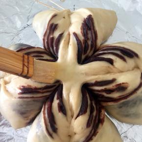 刷蛋液。入烤箱，175度25分钟，上色看自己喜好哦。