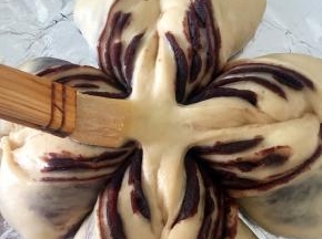 刷蛋液。入烤箱，175度25分钟，上色看自己喜好哦。